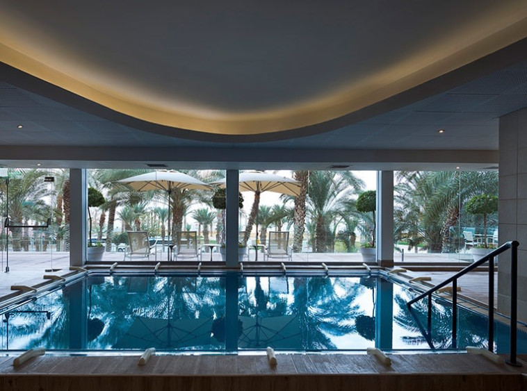 הבריכה הפנימית במלון גנים