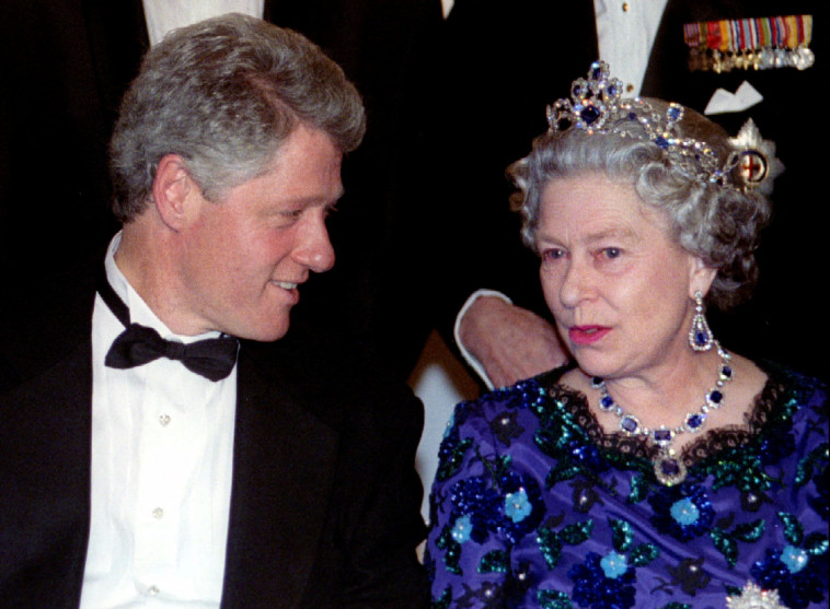 המלכה אליזבת' השנייה ונשיא ארה''ב לשעבר, ביל קלינטון (צילום: רויטרס)
