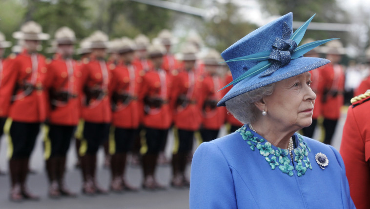המלכה אליזבת' השנייה בביקור בקנדה (צילום: רויטרס)
