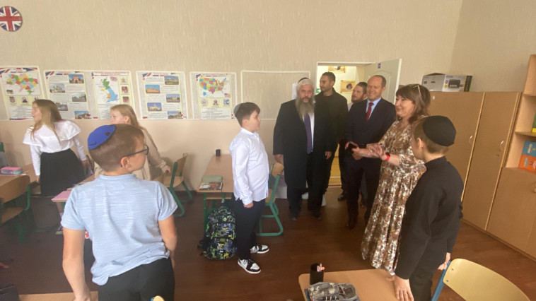 חבר הכנסת ניר ברקת במפגש עם ילדים יהודים באוקראינה (צילום: ללא קרדיט)