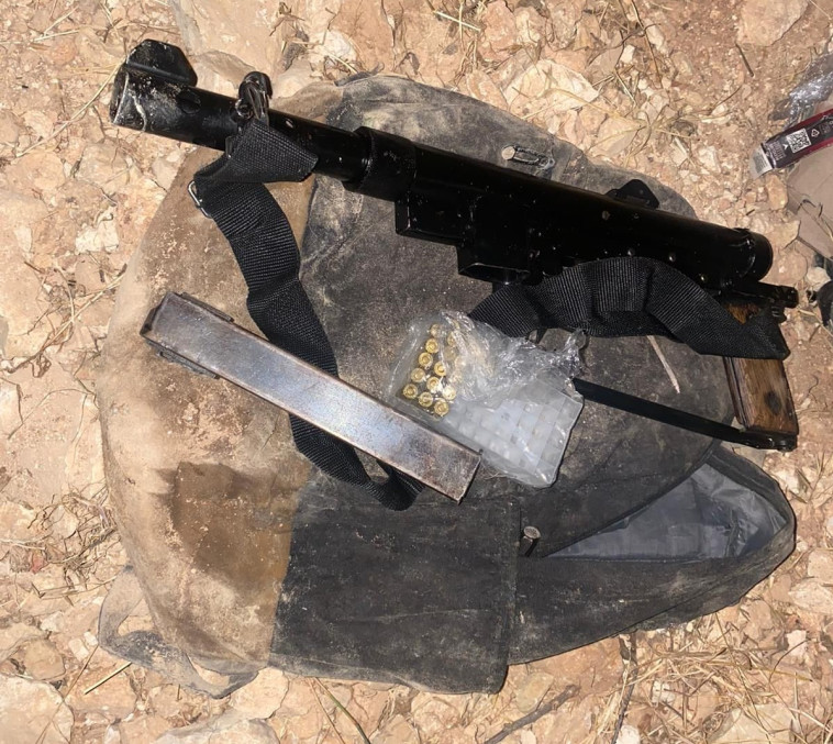 נשקים שהוסגרו במהלך חקירת פיגוע ירי בכפר דקו (צילום: שב''כ)