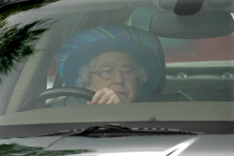המלכה אליזבת' נוהגת ברכבה (צילום: BEN STANSALL/Getty images)