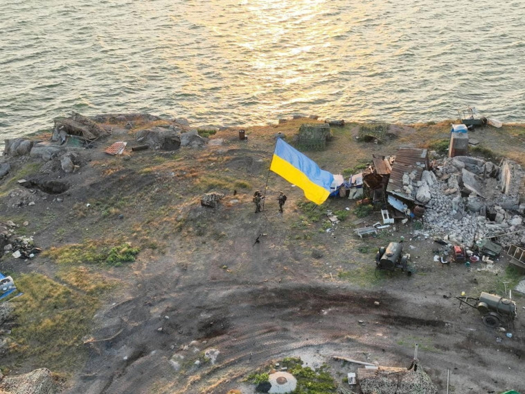 כוחות צבא אוקראינים מניפים את דגל אוקראינה (צילום: Press service of the Ukrainian Armed Forces/Handout via REUTERS)