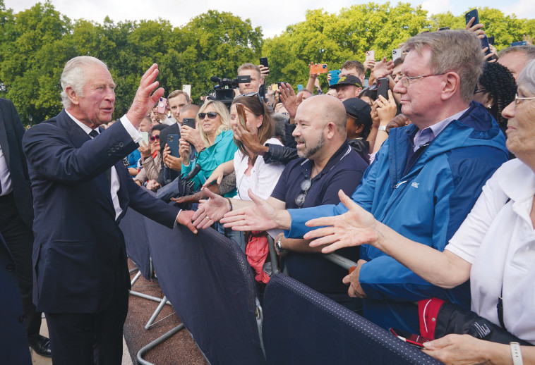 המלך צארלס לוחץ ידיים