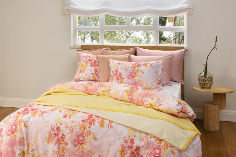 מצעי סאטן, פוקס הום