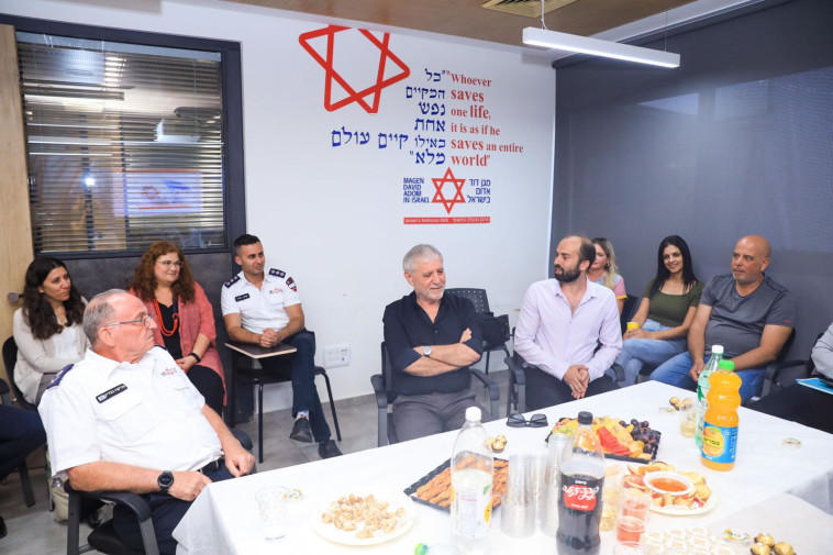 שר הרווחה מאיר כהן עם נציגי מוקד 'צו השעה'