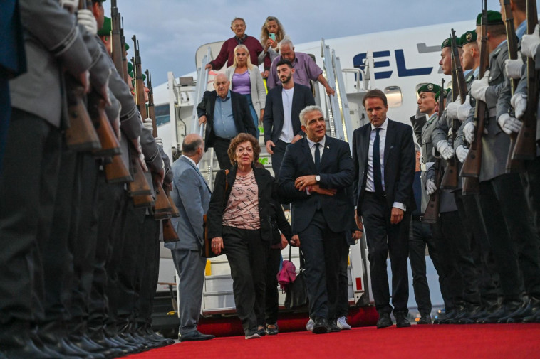 ראש הממשלה יאיר לפיד בעת נחיתתו בגרמניה