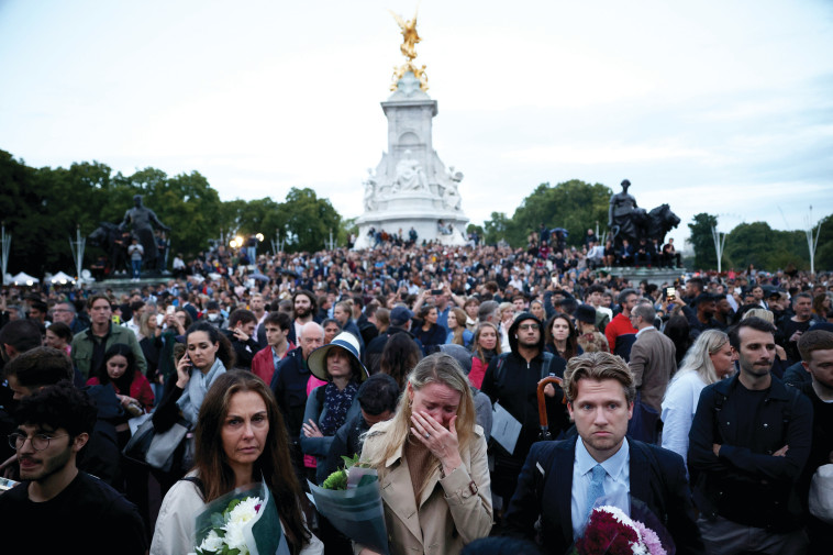 British citizens mourn the death of the Queen (Photo: Reuters)
