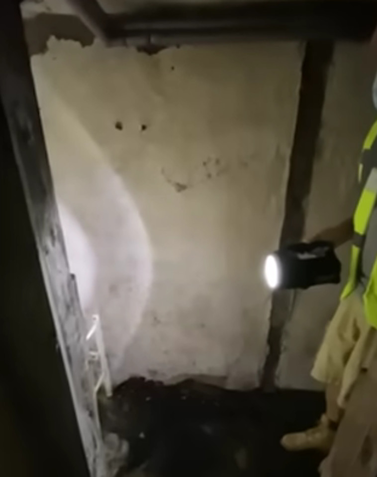 לא ברור מה המיטה עשתה שם, אבל הזוג עדייו לא הזיז אותה