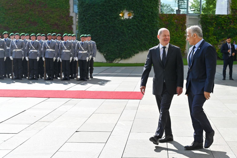 יאיר לפיד, אולף שולץ