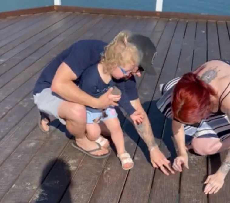 תוך פחות משנייה הטבעת נפלה ושקעה במים