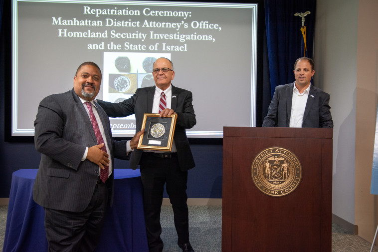 המפקח על הסחר בעתיקות אילן חדד, מנהל רשות העתיקות אלי אסקוזידו והתובע המחוזי של מנהטן אלווין בראג