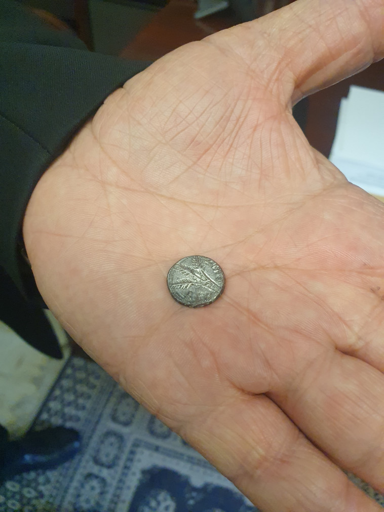 המטבע, בן 2,000 שנים (צילום: מירי בר)