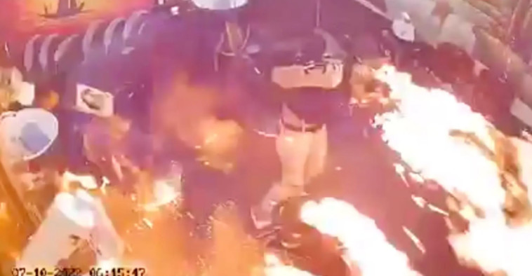 תוך פחות משנייה המספרה עלתה בלהבות