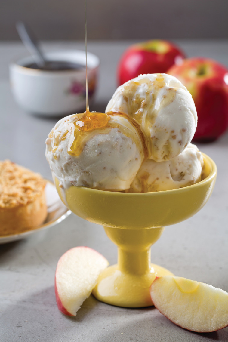 גלידת קראמבל תפוחים וריקוטה (צילום: בועז לביא)