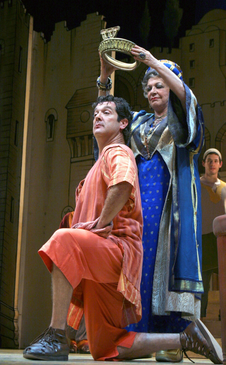 רבקה גור בהצגה שלמה המלך ושלמי הסנדלר (צילום: יעקב סער לע''מ)