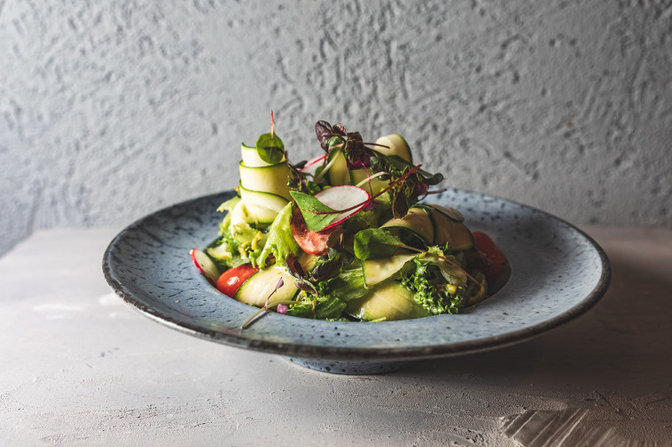 סלט ''ירוק מסולסל ושמח''