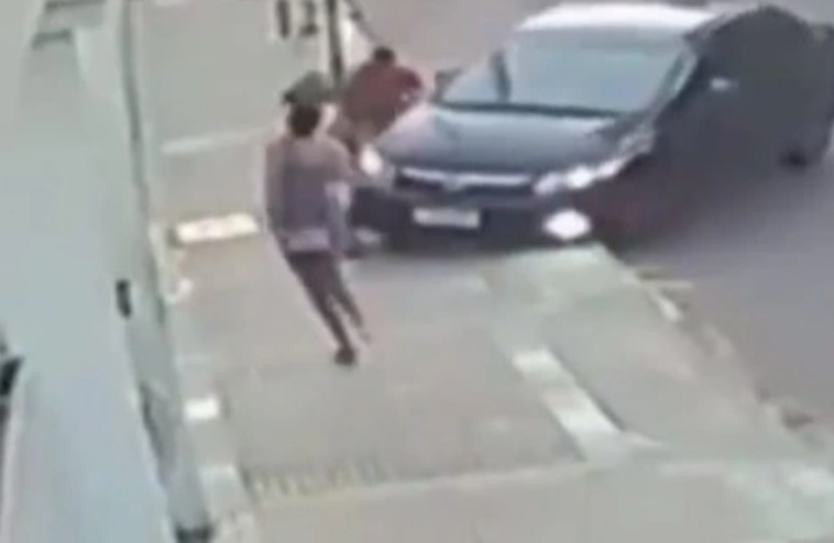 בן הזוג של הצעירה הגיע למקום וניסה למנוע מהאיש לברוח