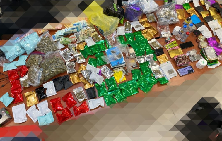 סמים מסוגים שונים נתפסו בדירה בפתח תקווה