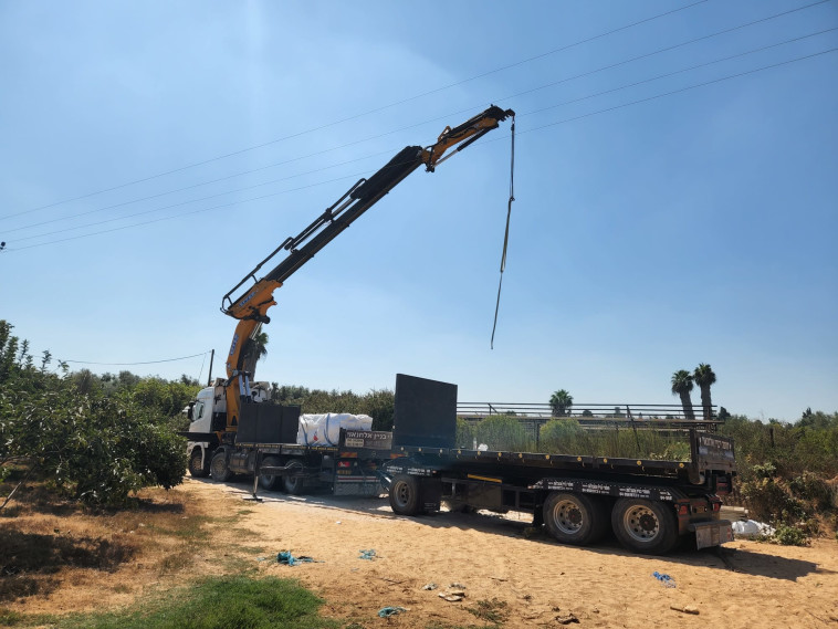 מקרה ההתחשמלות בשרון, המנוף שככל הנראה פגע בעמוד החשמל