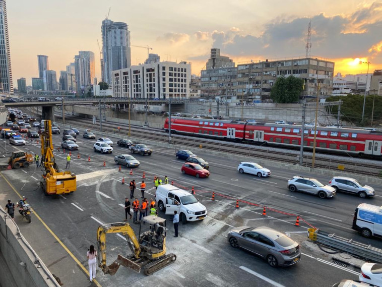 העבודות באזור שבו נפער הבולען (צילום: אבשלום ששוני)