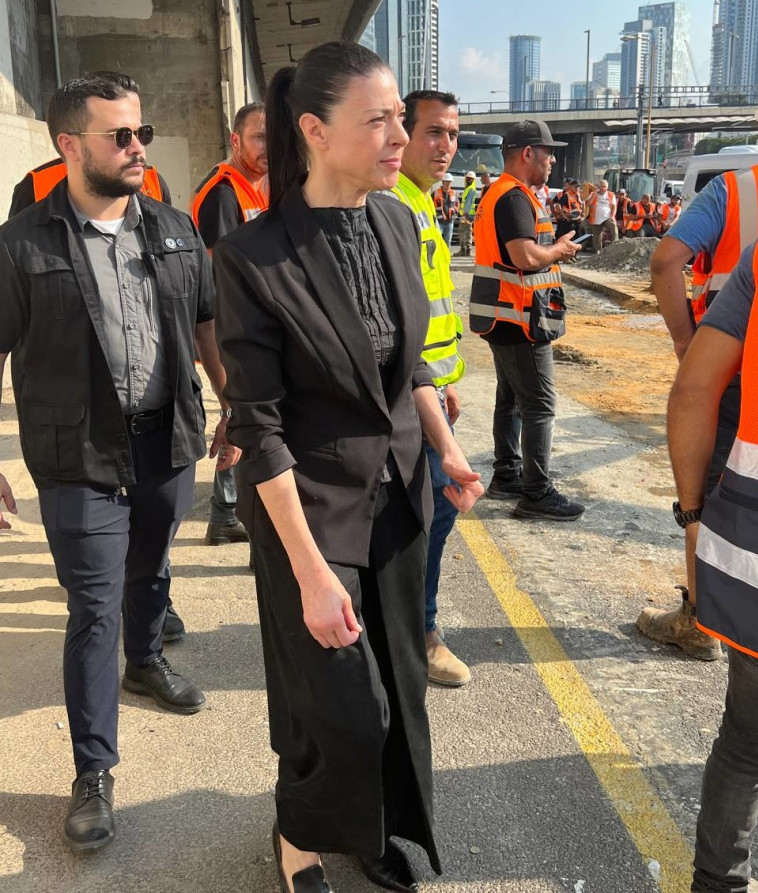 שרת התחבורה מרב מיכאלי ליד המקום בו נפער הבולען