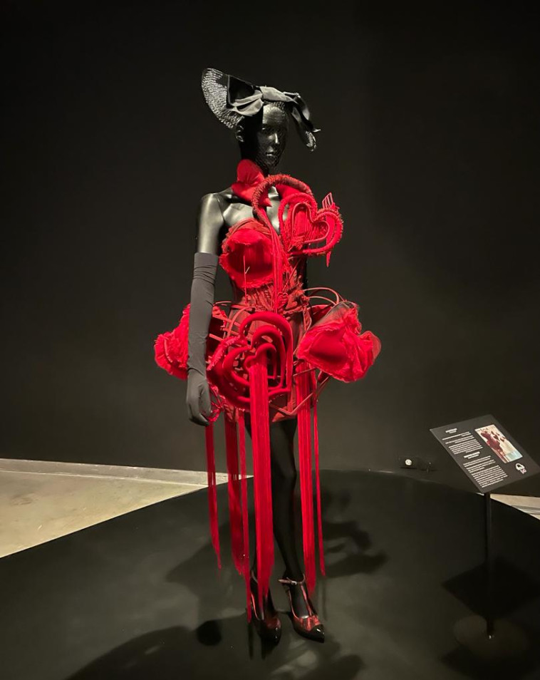 בית האופנה ז'אן פול גוטייה במחווה לאלבר אלבז