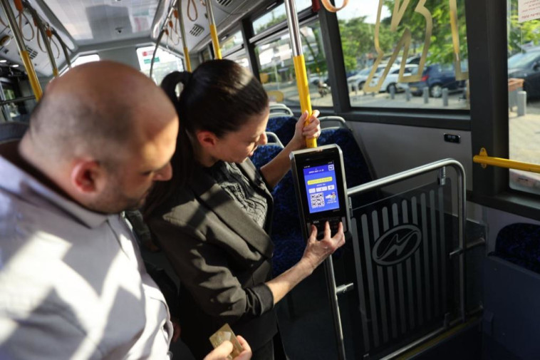מרב מיכאלי מדגימה תשלום בכרטיס אשראי באוטובוס