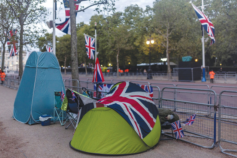 קמפינג לקראת הלווית המלכה אליזבת השנייה בלונדון