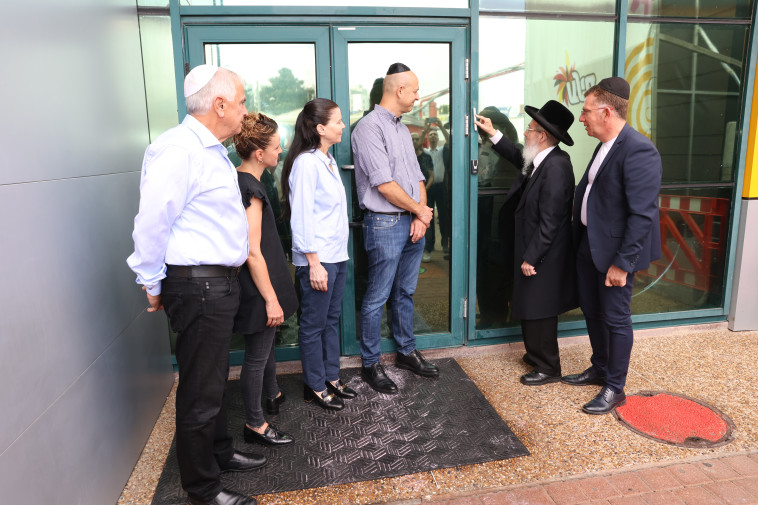 קביעת מזוזה בשערי מפעל הממתקים ''עלית'' בנוף הגליל