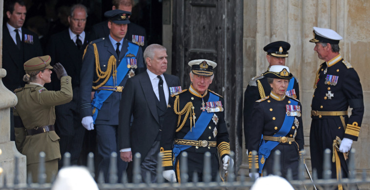 המלך צ'ארלס השלישי, הנסיכה אן והנסיך וויליאם בהלוויתה של המלכה אליזבת