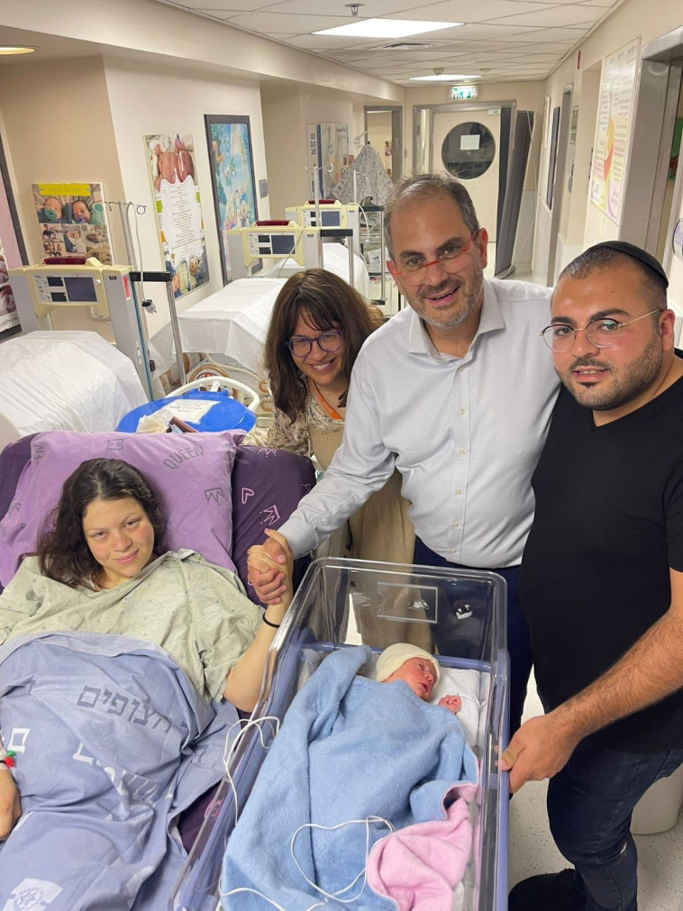 אהרון בן הרוש, אלי וגיטי ביר והיולדת אביגיל עם הבן הטרי