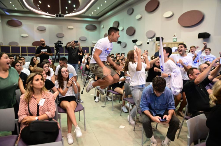 תומכי יש עתיד בבית הספר חוגגים את הניצחון במדגם