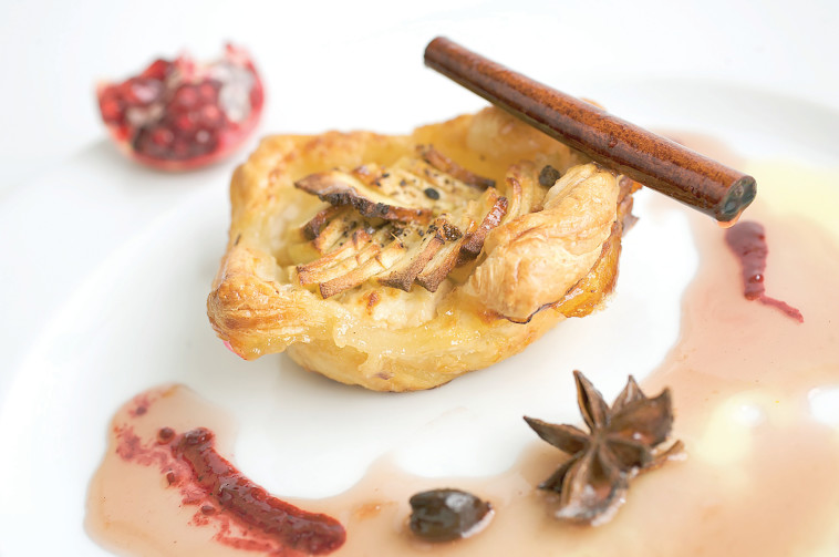 טארטלט תפוחי עץ וקרם שקדים בתיבול דבש ופלפל אנגלי