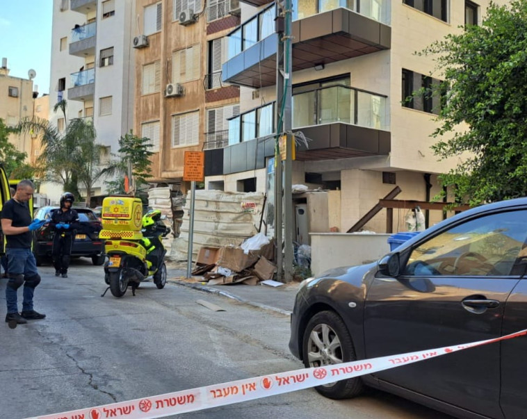 זירת האירוע בה נמצאה קשישה ללא רוח חיים