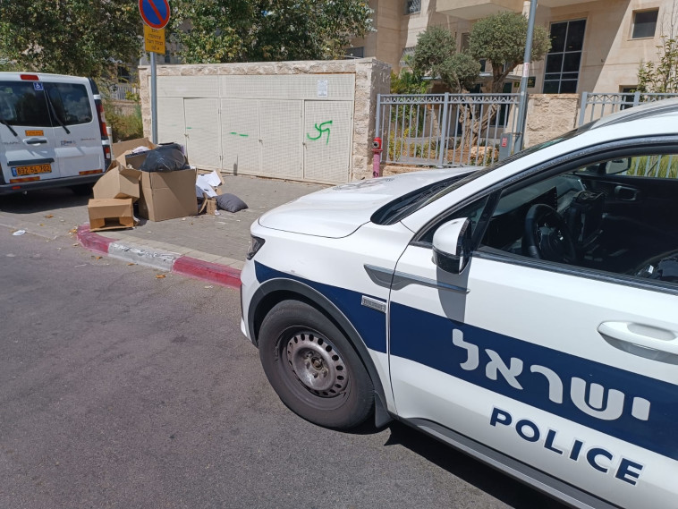 צלבי קרס בשכונת הדר גנים בפתח תקווה