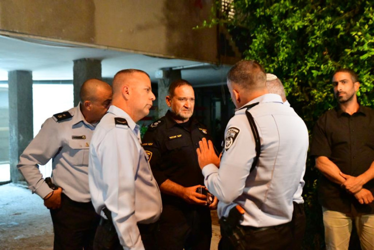 מפכ''ל המשטרה קובי שבתאי בזירת הפיגוע בחולון (צילום: אבשלום ששוני)