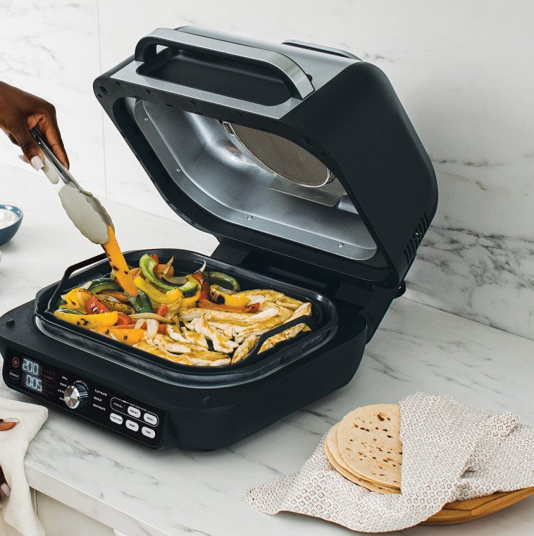 חוץ מקפה הוא עושה הכל