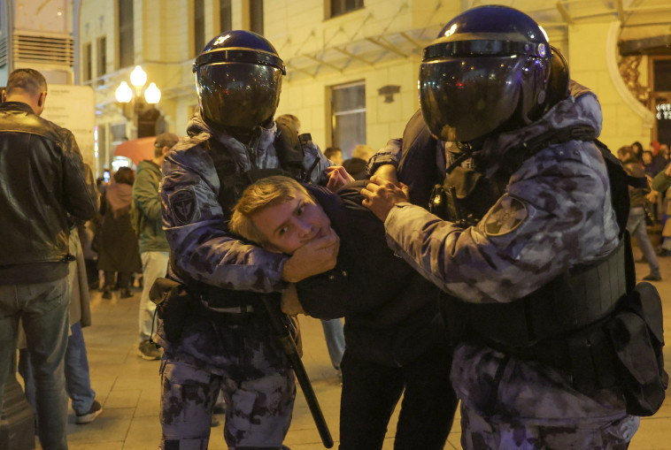 עצורים בהפגנות ברוסיה נגד המלחמה באוקראינה (צילום: רויטרס)