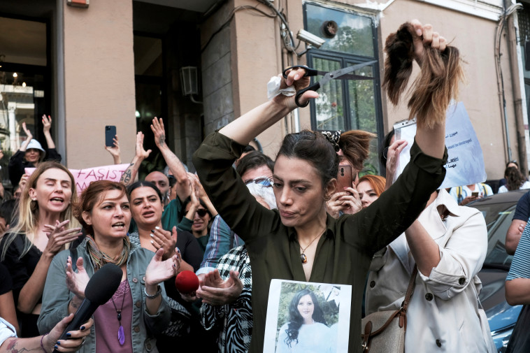 הפגנות על הרג הצעירה מאשה אמיני באיראן (צילום: רויטרס)