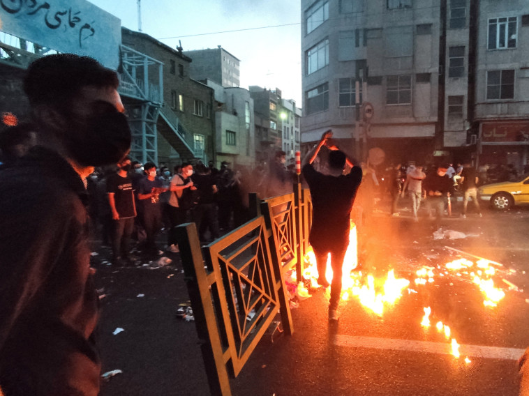 הפגנות על הרג הצעירה באיראן (צילום: רויטרס)