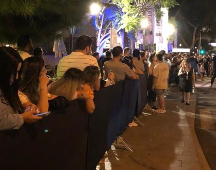 התור באירוע השקת האייפון 14 ב-iDigital