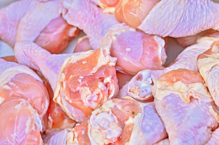 המים שניתזים סביב בזמן פעולת השטיפה, מזהמת את הכיור ומקומות נוספים במטבח