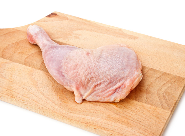 Es ist wichtig, die Oberflächen, auf denen wir das Huhn und Fleisch zubereitet haben, gründlich zu waschen und zu desinfizieren (Foto: IngeImage)
