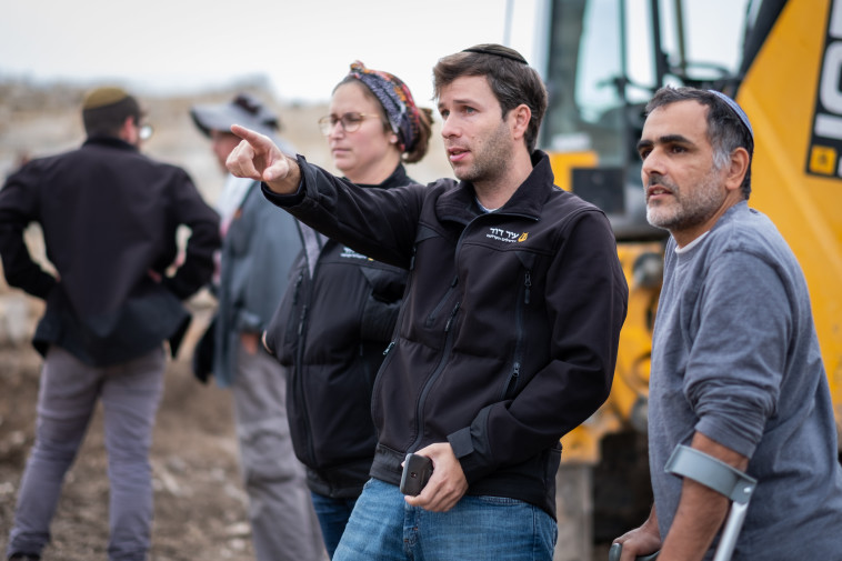 מנוביץ' (במרכז) בסיור בהר הזיתים