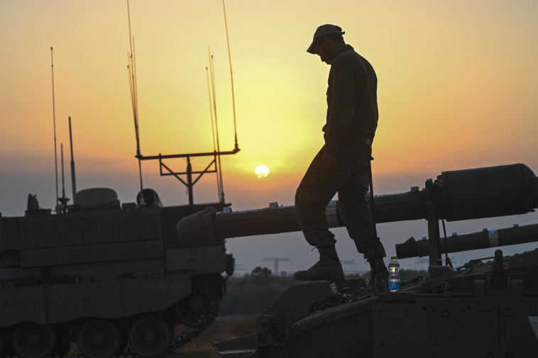 חייל על רקע כלי רכב משוריינים (צילום: מיכאל גלעדי, פלאש 90)