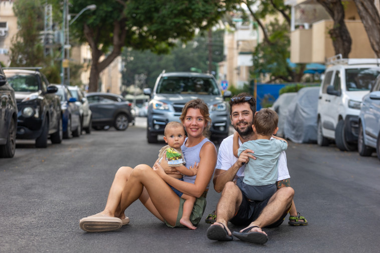 אנדריי אוסטאטנייגרוש, ילנה מליך וילדיהם אוסטאפ ויעקב  (צילום: יוסי אלוני)