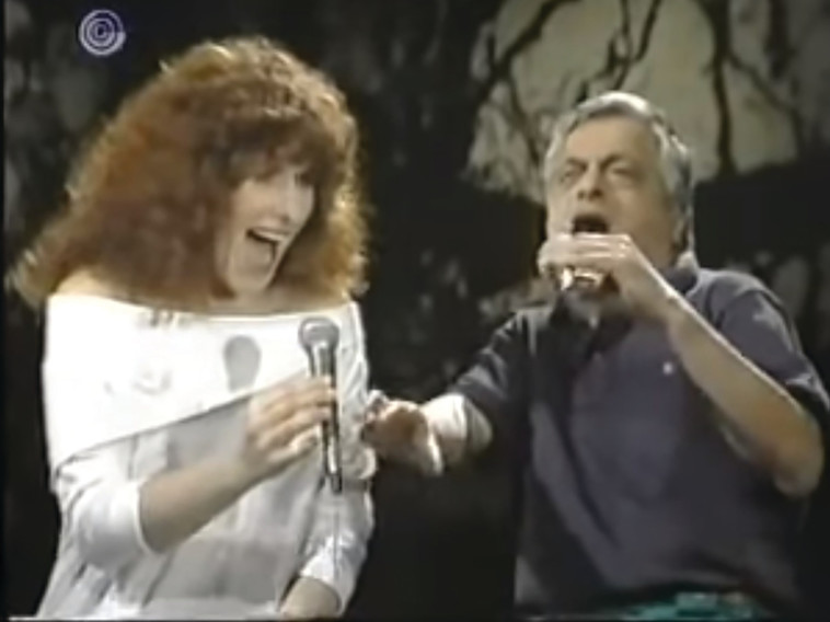 יוסי בנאי ונורית גלרון תחת עץ האהבה