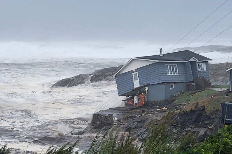 הוריקן ''פיונה'' מכה בקנדה  (צילום: רויטרס)
