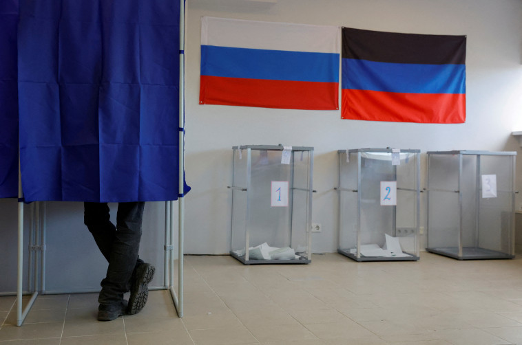 ההצבעה במשאל העם באוקראינה (צילום: REUTERS/Alexander Ermochenko )